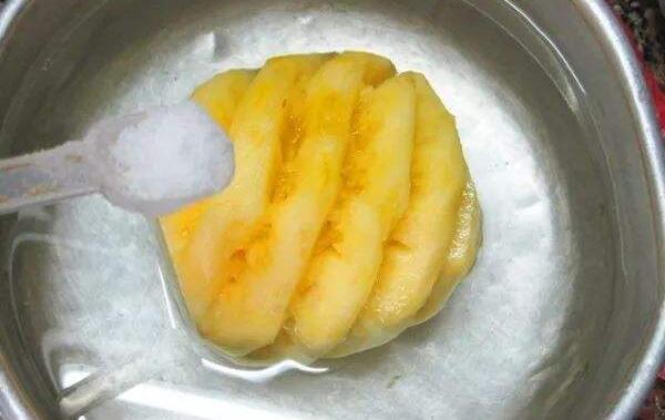 菠萝用盐水泡多长时间，半小时左右（泡后菠萝酸味变淡）