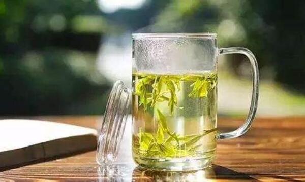 绿茶的冲泡时间，2-3分钟（中低档绿茶用100℃水冲泡）