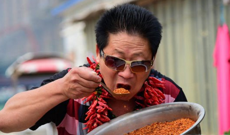 河南一个人每天把辣椒当饭吃 （并不会每一顿饭都吃）