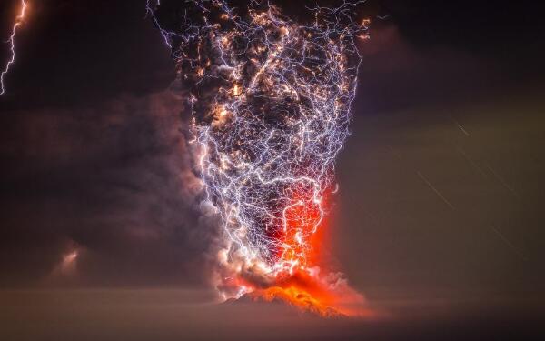 火山闪电怎么形成的，探索火山闪电之谜（预测火山爆发）