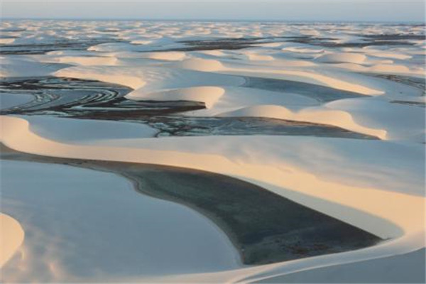 世界上最神奇的沙漠 拉克依斯沙漠（白色的沙子酷似白雪）