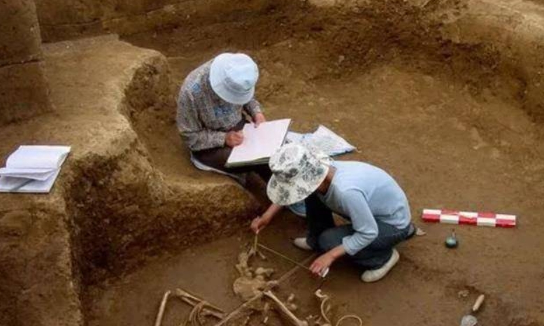 “大辽古墓”发掘期间，发现一桌千年前的筵席，食物残渣清晰可见