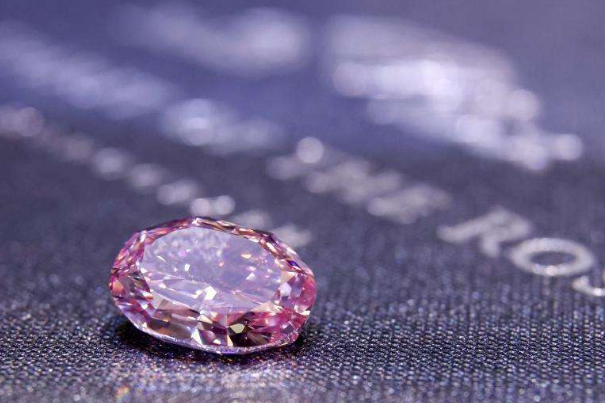 世界最大紫粉钻石卖出1.76亿元:重14.83克拉，玫瑰之魂