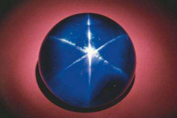 世界第二大星光蓝宝石:重达563克拉(足足有鸭蛋大小)