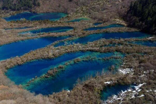 景区调查游客踩踏五彩池钙华滩:三万年钙华滩难以修复