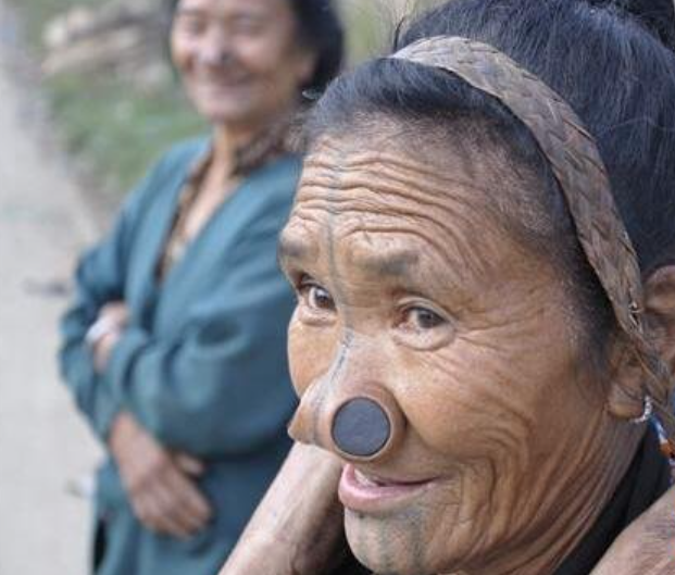 印度的特殊部落 流行往鼻子里塞鼻塞（阿帕塔尼人）