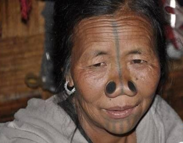 印度的特殊部落 流行往鼻子里塞鼻塞（阿帕塔尼人）