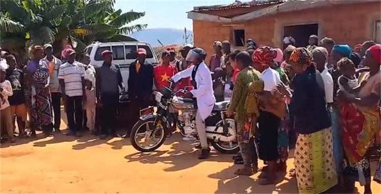 非洲医生走路看病几十年 亚洲小伙的礼物引起轰动（摩托车）