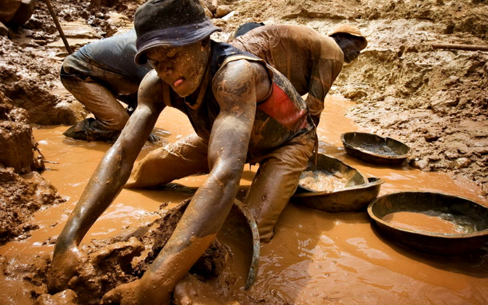 菲律宾的淘金工人有多玩命 随时都可能死掉（玩命淘金）