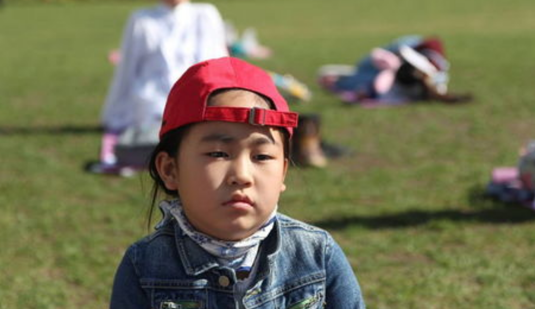 韩国的特殊比赛 被九岁的小妹妹夺冠（发呆比赛）