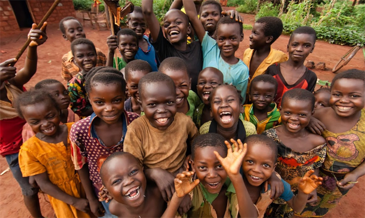 非洲女人领养四十多个孩子 把他们当成自己孩子（流浪儿童）