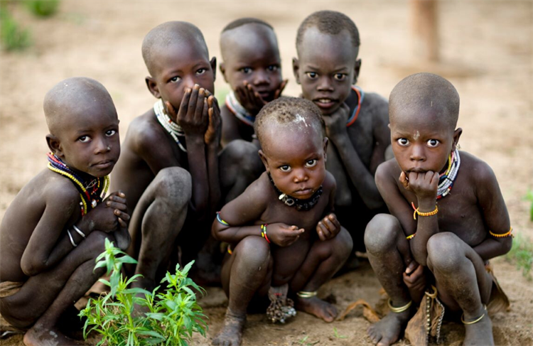 非洲女人领养四十多个孩子 把他们当成自己孩子（流浪儿童）