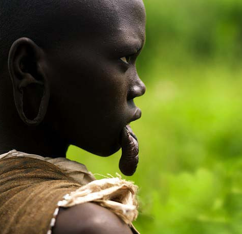 非洲的原始部落 女性地位要看嘴唇厚度（特殊审美）