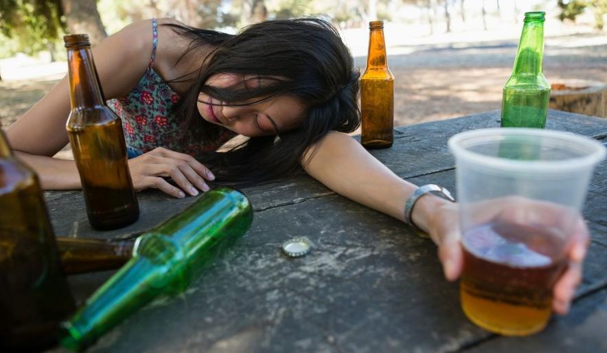 重庆大学生喝酒引发脑炎 同学称只喝两瓶啤酒（喝酒害人）