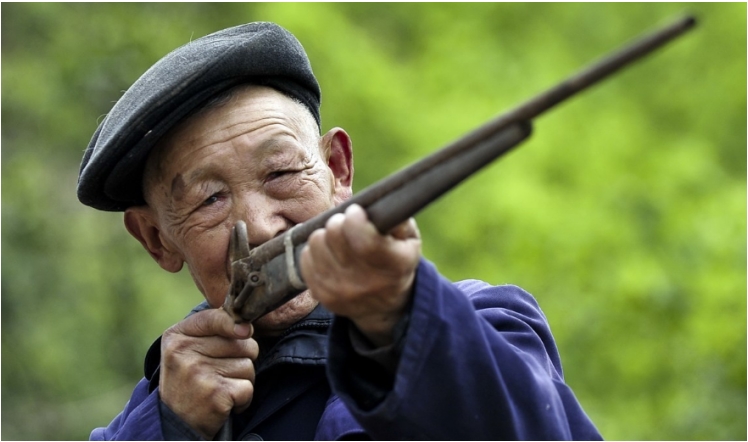 山东97岁老人的持有枪支 面对民警拿出一张纸条（合法持枪）