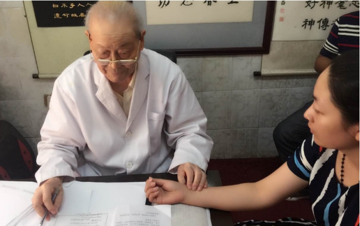 南京90岁老中医坐诊 每次都要手写病例（老中医）
