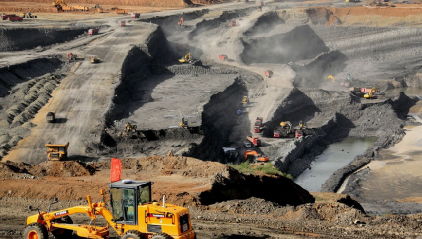 露天煤矿煤层厚度五十多米 开采了200年变成这样（旅游景点）