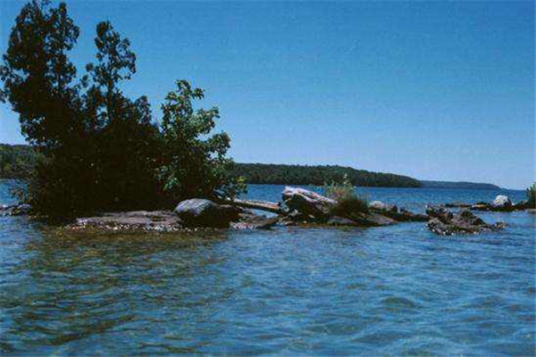 世界上最大的岛中湖 加拿大马尼图湖（有着精灵的传说）