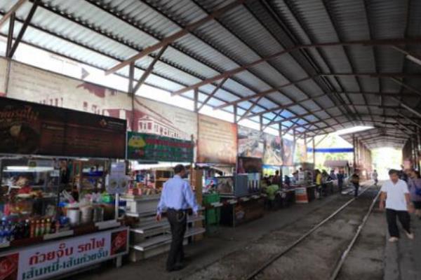 世界最危险的菜市场:开在火车轨道上(成了网红旅游地)