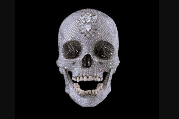 世界上最昂贵的奢侈品:镶8600颗钻的骷髅(卖7亿天价)
