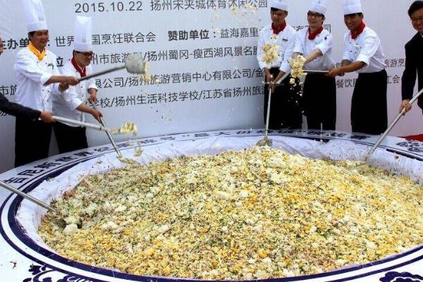 世界上最大的炒饭:足足花费15万元(炒出4吨重炒饭)