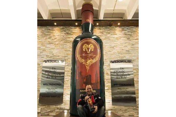 世界上最大的酒瓶:能装下四千多瓶750毫升红酒(高4米)