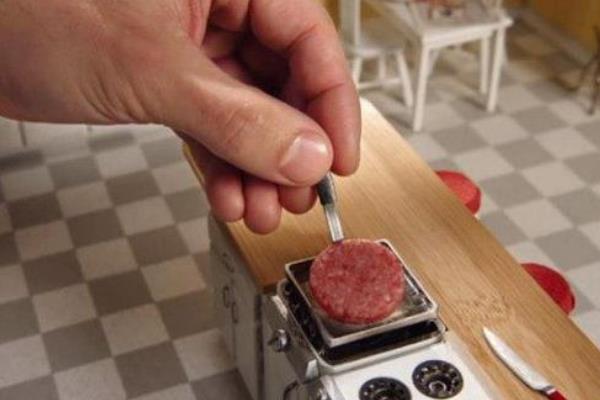 世界上最小的汉堡包:一口能吃下一百个(仅拇指大小)