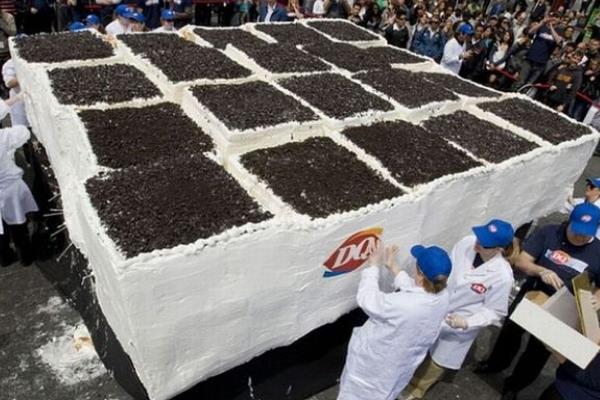 世界上最大的冰淇淋蛋糕:将近10吨重(召集百人制作)