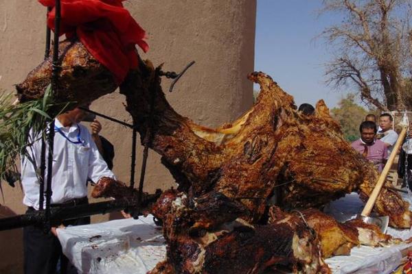 世界上最大的烤肉:烧烤550公斤的骆驼肉(油就用了15升)