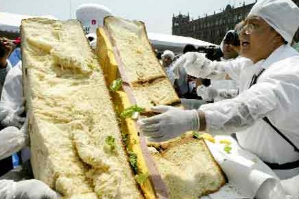 世界上最大的三明治:一个人没法抱住(宽3.5米/重3吨)