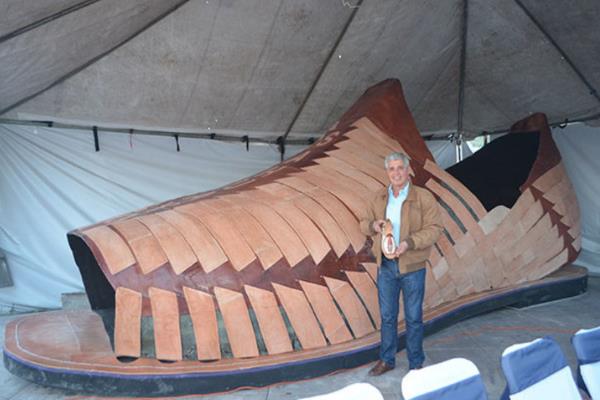世界上最大的凉鞋:长达5.4米(比成年男性还高)