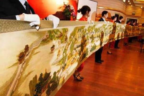 世界上最长的十字绣艺术品:全长22米(18人绣制三个月)