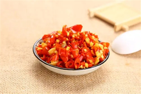 剁辣椒的做法：准备朝天椒（腌制成剁椒）