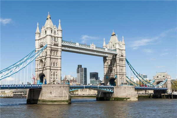 世界十大可移动桥梁：伦敦塔桥最有名（甲板可以展开）