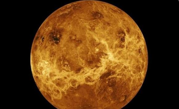 金星上面不可能有生命，根据最新研究表明，金星空中的水分值特低