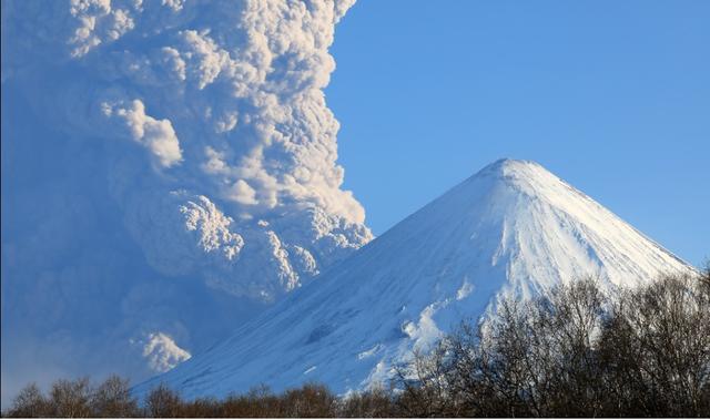 俄罗斯又有火山喷发，烟尘可能飘到美国（活火山喷发）