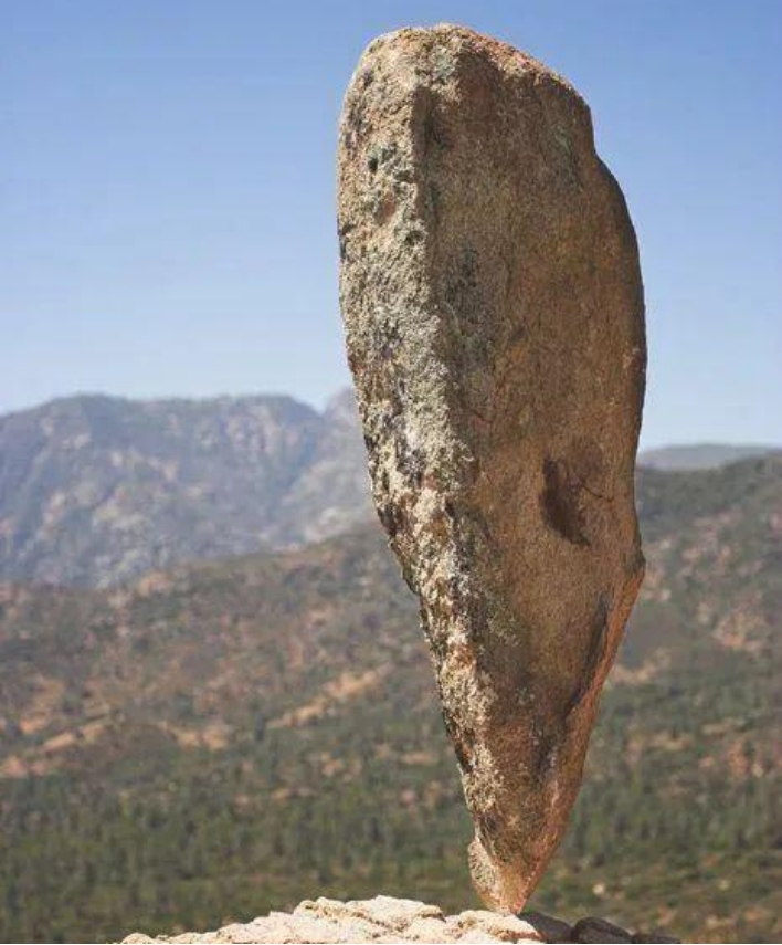 世界上最“奇怪”的3块石头一块离地千米一块是我国飞来石！