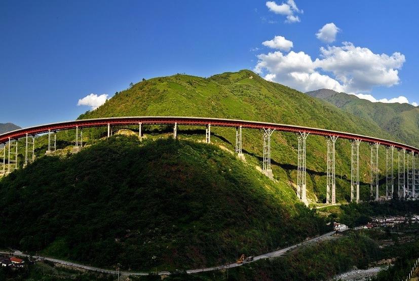 获得四项世界之最的大桥就在中国四川吸引无数外国人