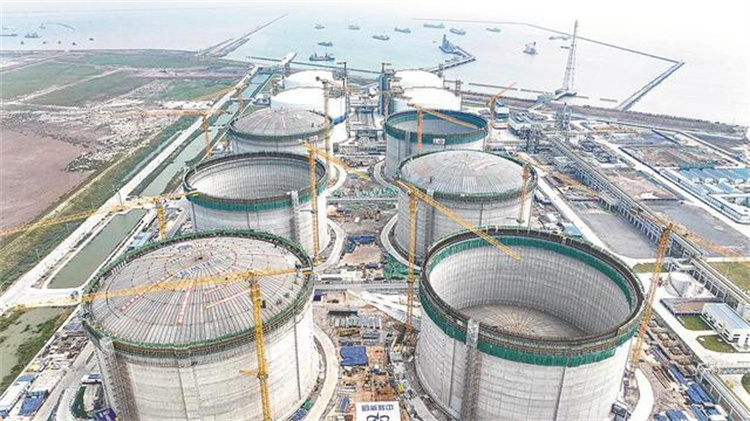 世界之最  3座全球最大液化天然气储罐同步升顶（绿能港）