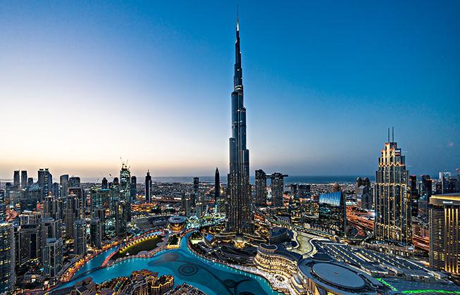 世界上最高的建筑 哈利法塔（高度为828米）