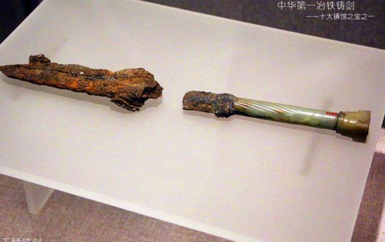1990年河南古墓被盗，盗墓贼不识货，丢弃的废铁疙瘩成中华第一剑
