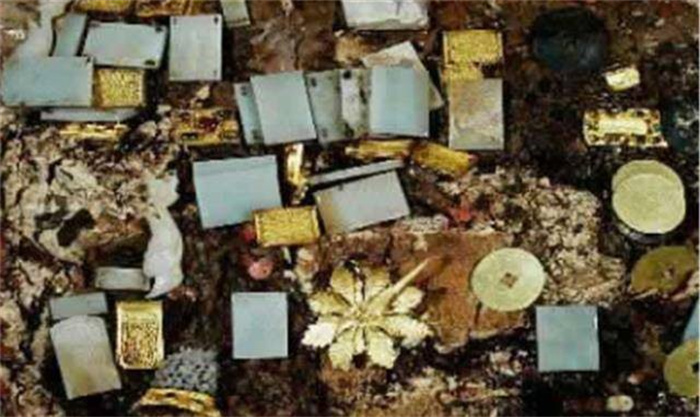 19年前湖北小山村发现古墓 出土700颗宝石 专家估价：富可敌国