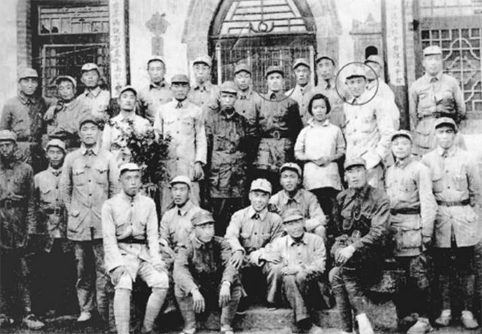 1975年毛主席圈阅正军职任免方案，看到张力雄后：让他去江西军区
