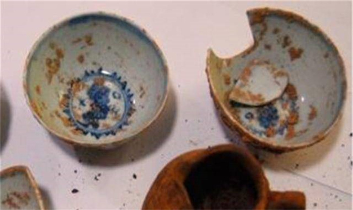 2008年工人发现古墓 墓主用2000个瓷碗“碗葬” 专家却表示遗憾