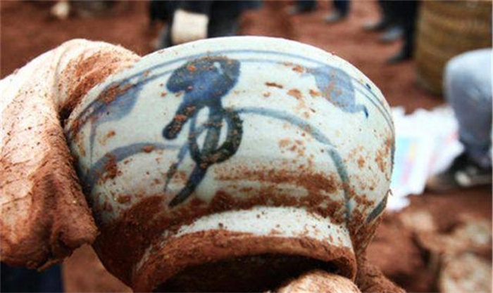 2008年工人发现古墓 墓主用2000个瓷碗“碗葬” 专家却表示遗憾