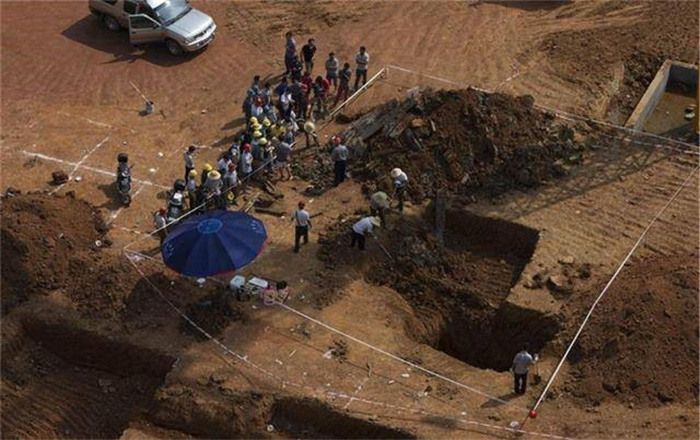 一场暴雨冲出古墓群 引发村民疯狂盗宝 5000件国宝文物流失海外