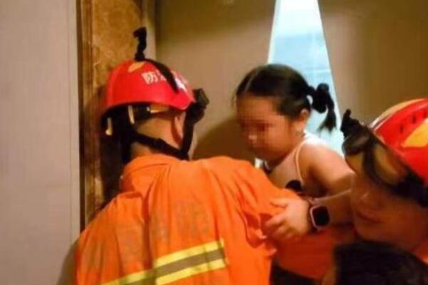 女童被困电梯教科书式报警：切忌让小孩单独乘坐电梯