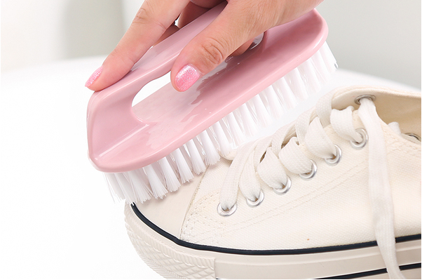 刷鞋子用什么刷的干净：牙膏加盐去除污垢(水加醋除臭味)