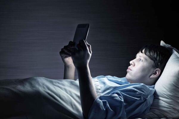 躺着玩手机的正确姿势：手机屏幕向下倾斜45°(平躺)