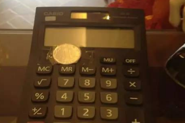 计算器上为什么要贴一个硬币：寓意财源滚滚(贴在 号键上)